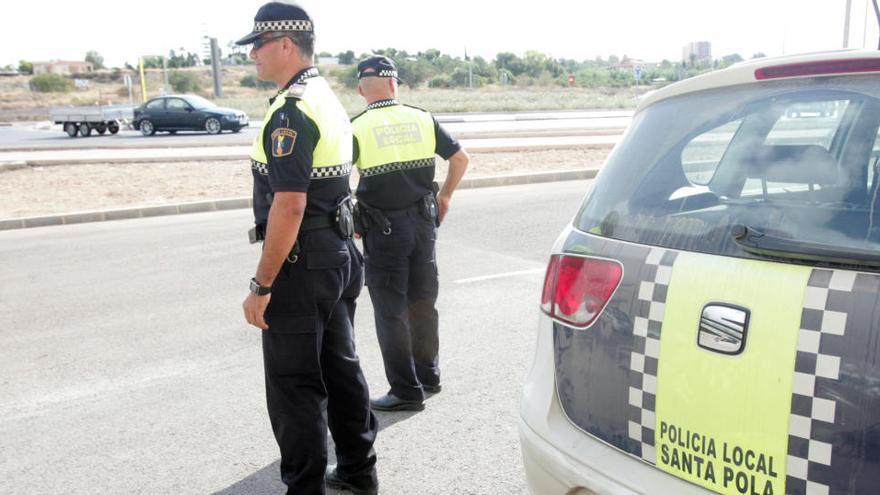 La Policía Local intensifica los controles en Santa Pola para evitar desplazamientos a los apartamentos