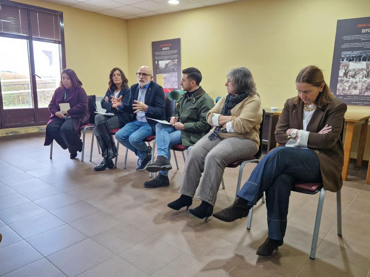 Por la izquierda, Patricia Fernández, Ruth Palacio, Miguel Rodríguez, Carlos Valle, Olga Fernández y Elene Menéndez.