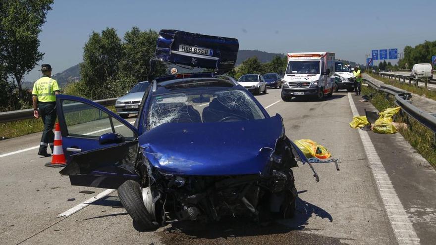 Dos heridos en la autovía de Siero al empotrarse un coche contra un trailer