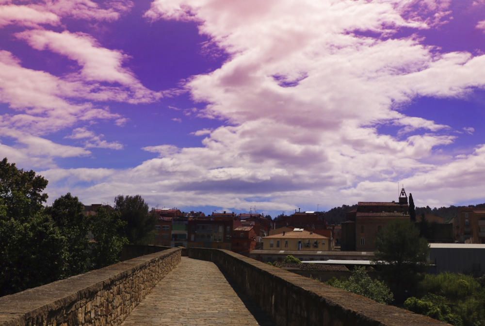 El Pont de Vilomara. Els núvols dibuixen curioses formes al cel cap a final de la primavera.