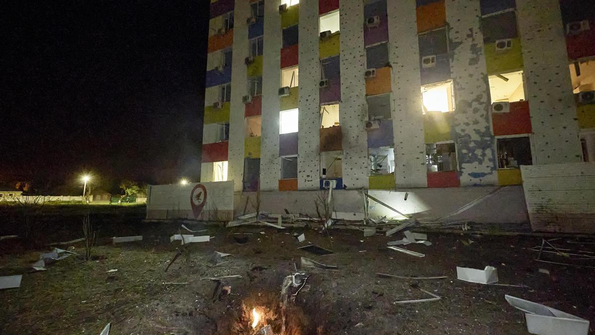 Un edificio de Járkov (Ucrania) dañado en un ataque de Rusia con drones, en una imagen de este sábado.