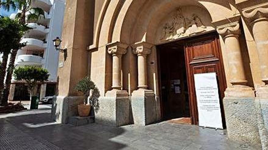 Entrada de la iglesia de Santa Cruz, en el centro de Eivissa, ayer.