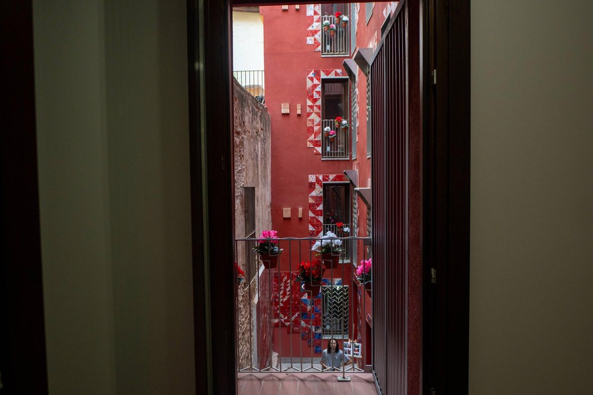 Así ha quedado una finca histórica del Raval rehabilitada como vivienda pública