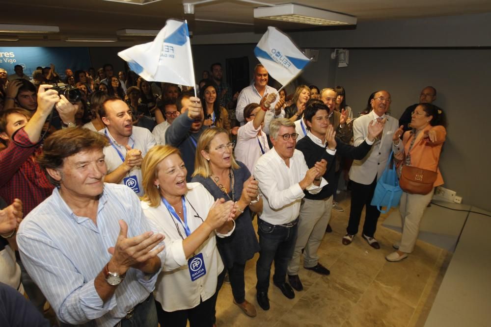 Varias decenas de personas se acercaron a la sede de los populares en la calle Urzaíz para celebrar junto al PP vigués la mayñría absoluta de Núñez Feijóo