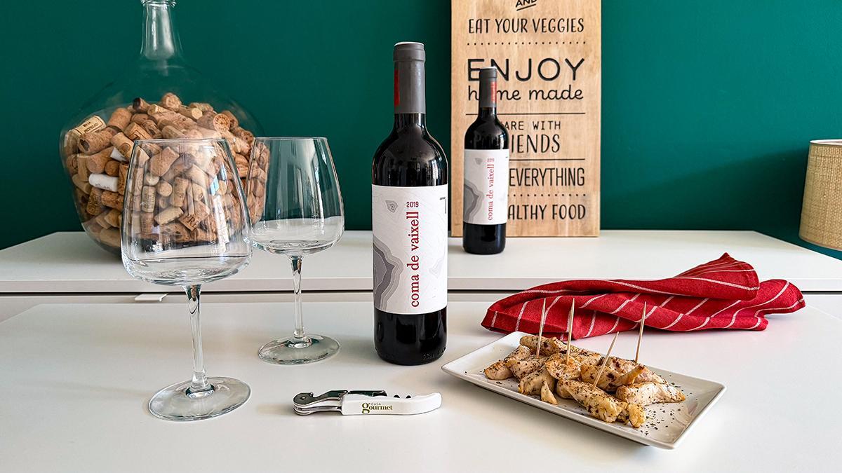 Coma de Vaixell 2019 (DO Empordà), servido junto a brochetas de pollo especiado, un maridaje que potencia su perfil fresco, aromático y de inspiración atlántica.