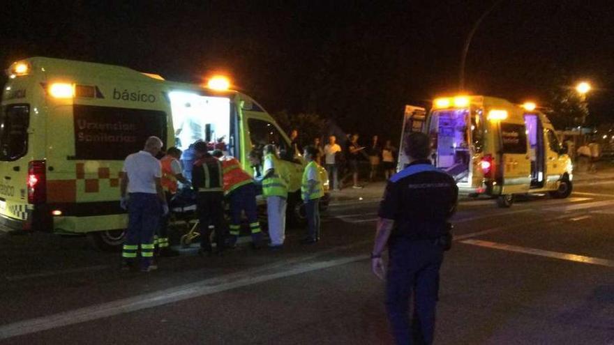 Los dos heridos fueron atendidos y trasladados en sendas ambulancias a Povisa. // D.G.P.