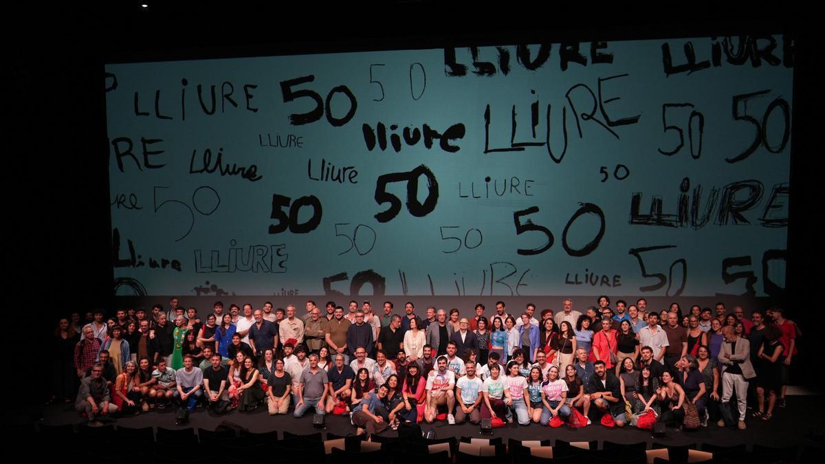 Fotografia de família amb alguns dels responsables i equips tècnics de la temporada vinent i dels 50 anys del Teatre Lliure.
