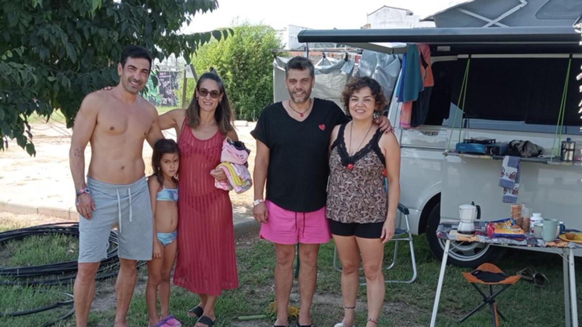 José, Sandra y su hija Vega, de Albacete, junto a José Miguel, de Cantabria, y Anabel, de Soria, en Gandia