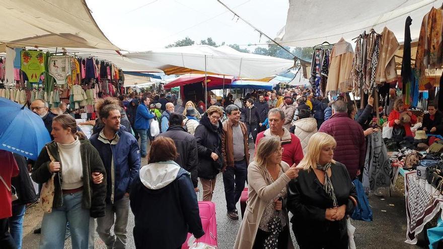 La ‘madre de todas las ferias’, pasada por agua y a la gallega