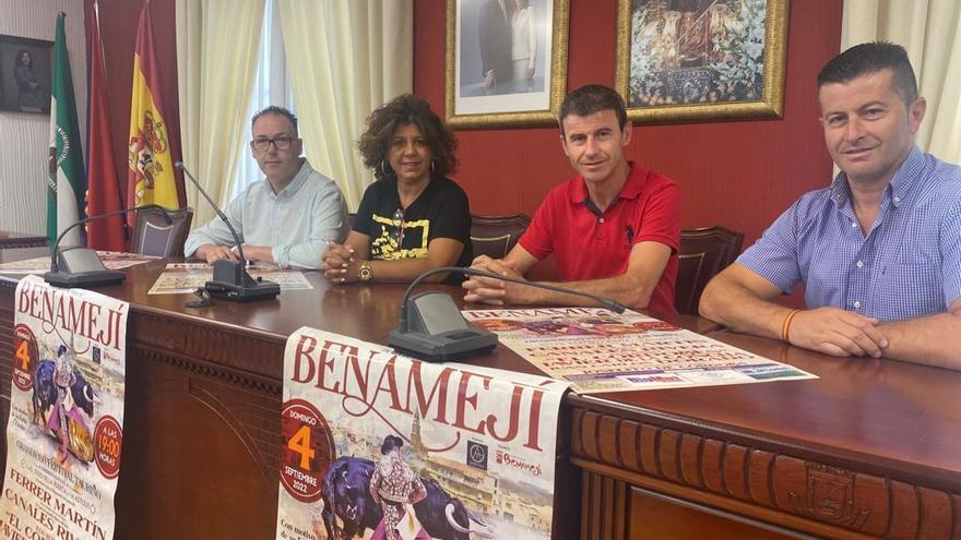 Autoridades presentan el cartel del festejo taurino de Benamejí.