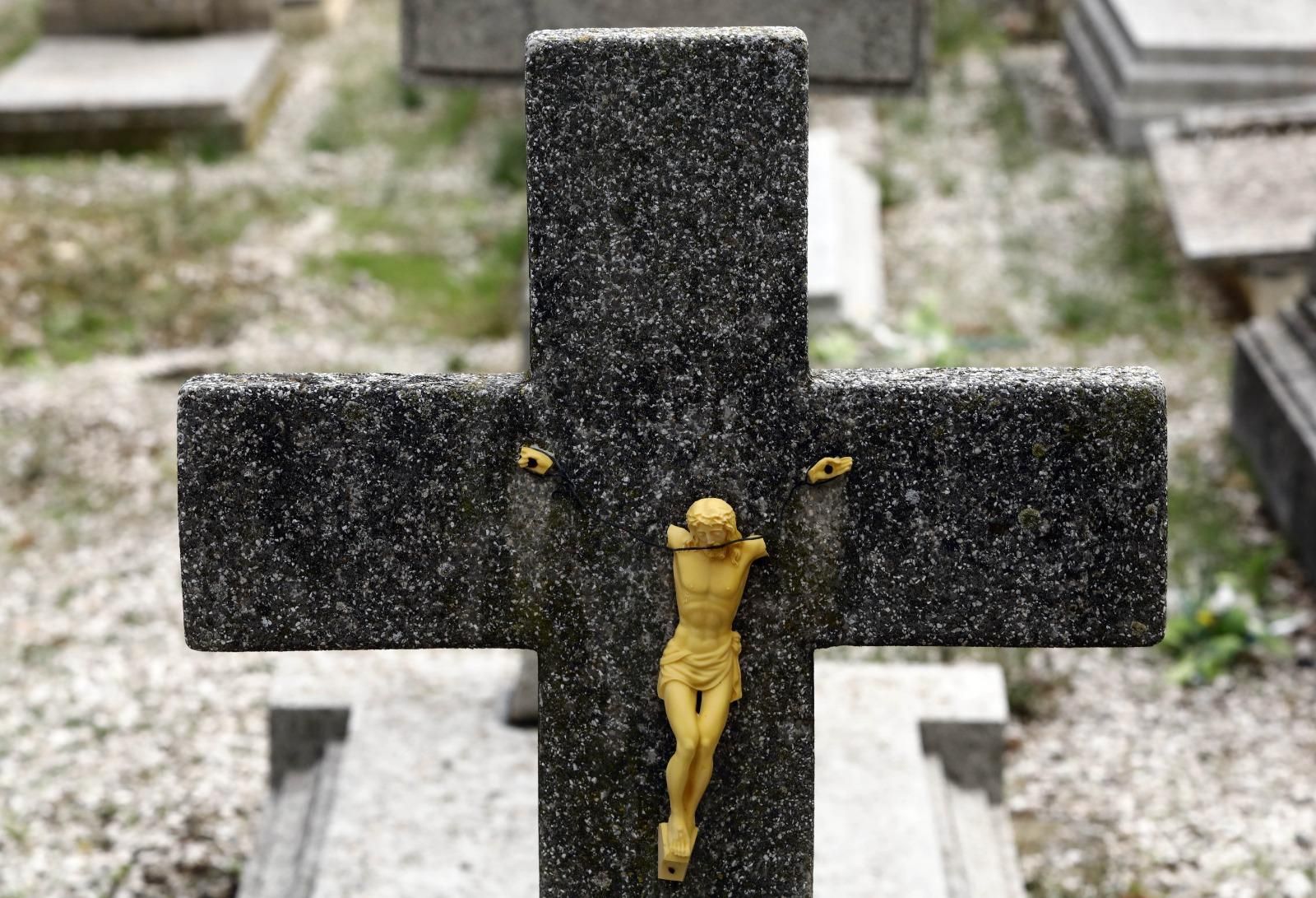 En imágenes | El cementerio de Zaragoza, un museo al aire libre que se engalana para el Día de Todos los Santos