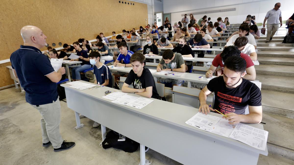 Alumnos durante el examen de la EBAU de 2023.