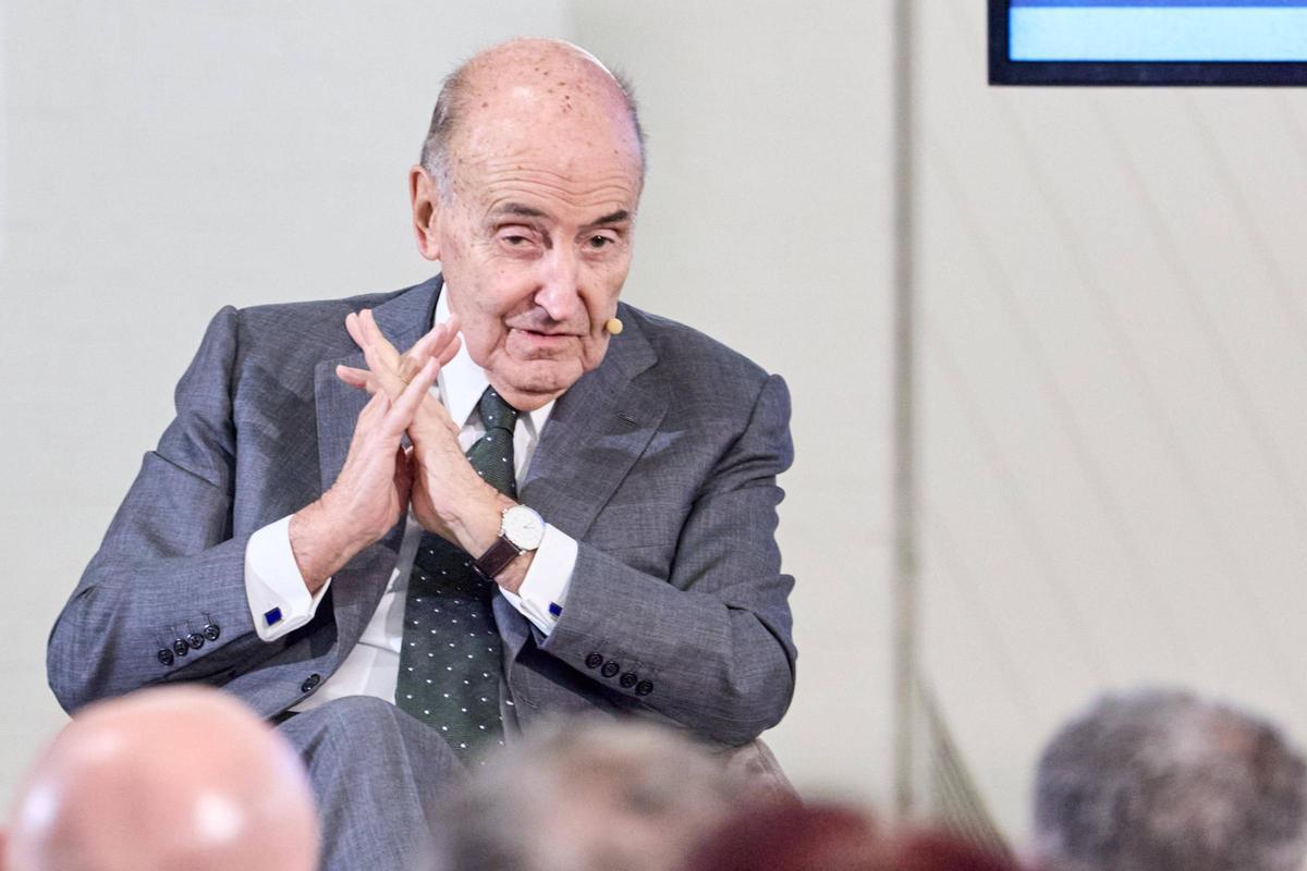 251203Miquel Roca durant l'acte a la subdelegació de Girona