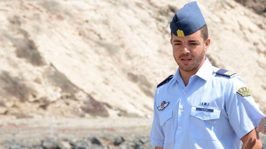 El sargento Jhonander Ojeda, a la izquierda, en la Base Aérea de Gando.