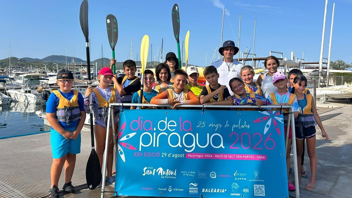 Los jovenes palistas, preparados para el Día de la Piragua