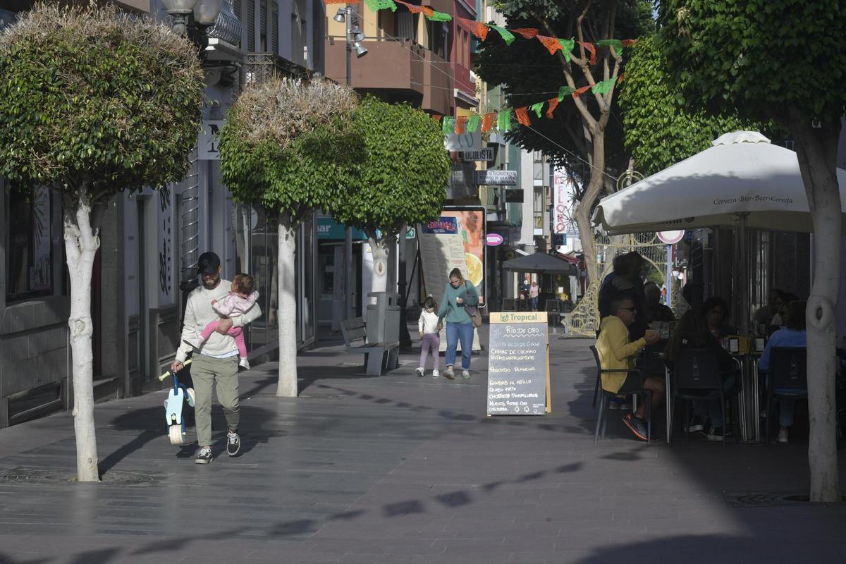 Vecinos pasean por las calles de San Gregorio.