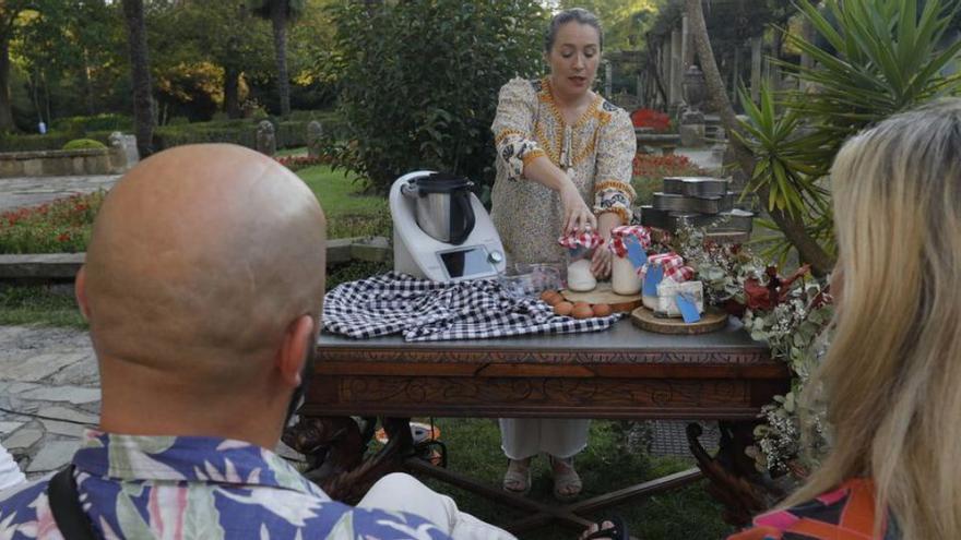 Mónica Longo cocina mantecado de Avilés observada por los influencers de visita en la comarca. | Ricardo Solís