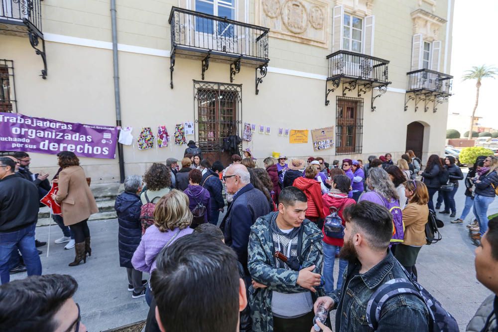 Concentración de colectivos feministas en Orihuela