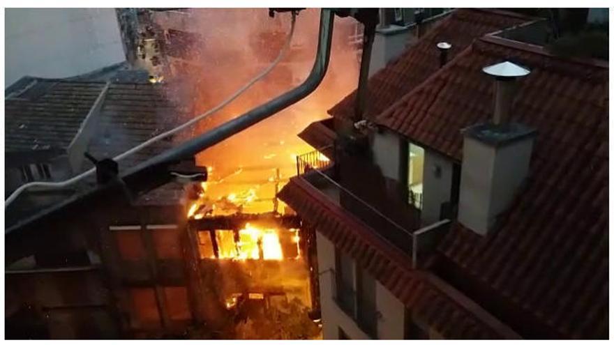 El voraz incendio de un edificio en Vigo desde un inmueble vecino