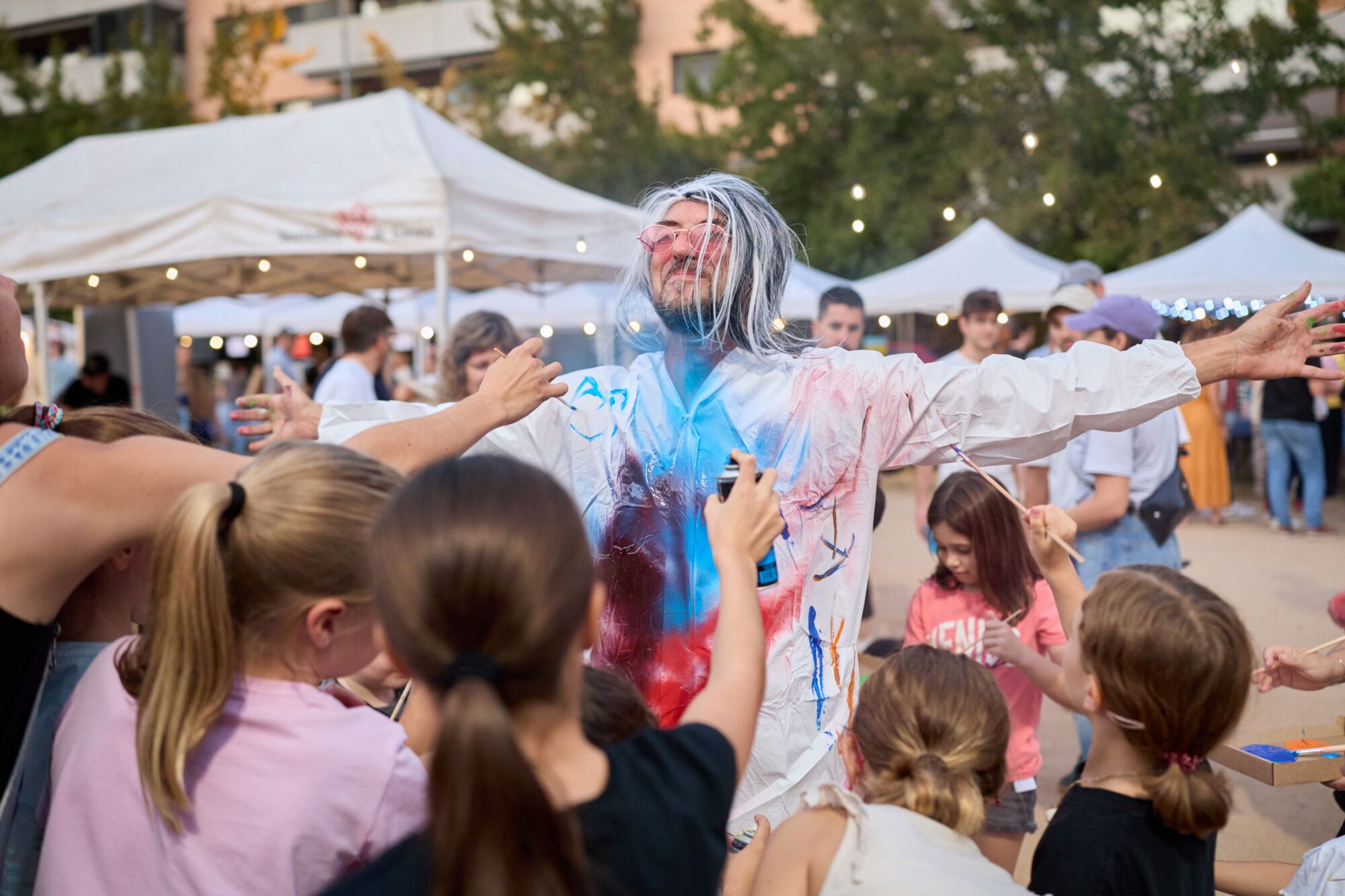 Fira La Mosquitera amb mostres d'artistes emergents, actuacions musicals i espectacles de màgia i foc.