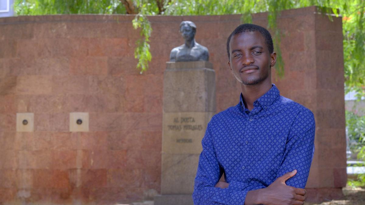 Assane Diop, lingüista y traductor, en la plaza del Obelisco de Las Palmas de Gran Canaria