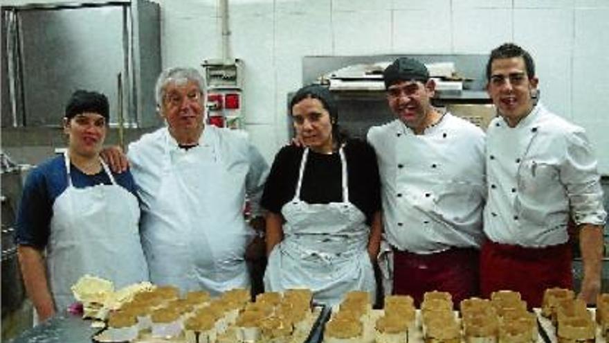 L&#039;equip de l&#039;obrador de la pastisseria El Cigne