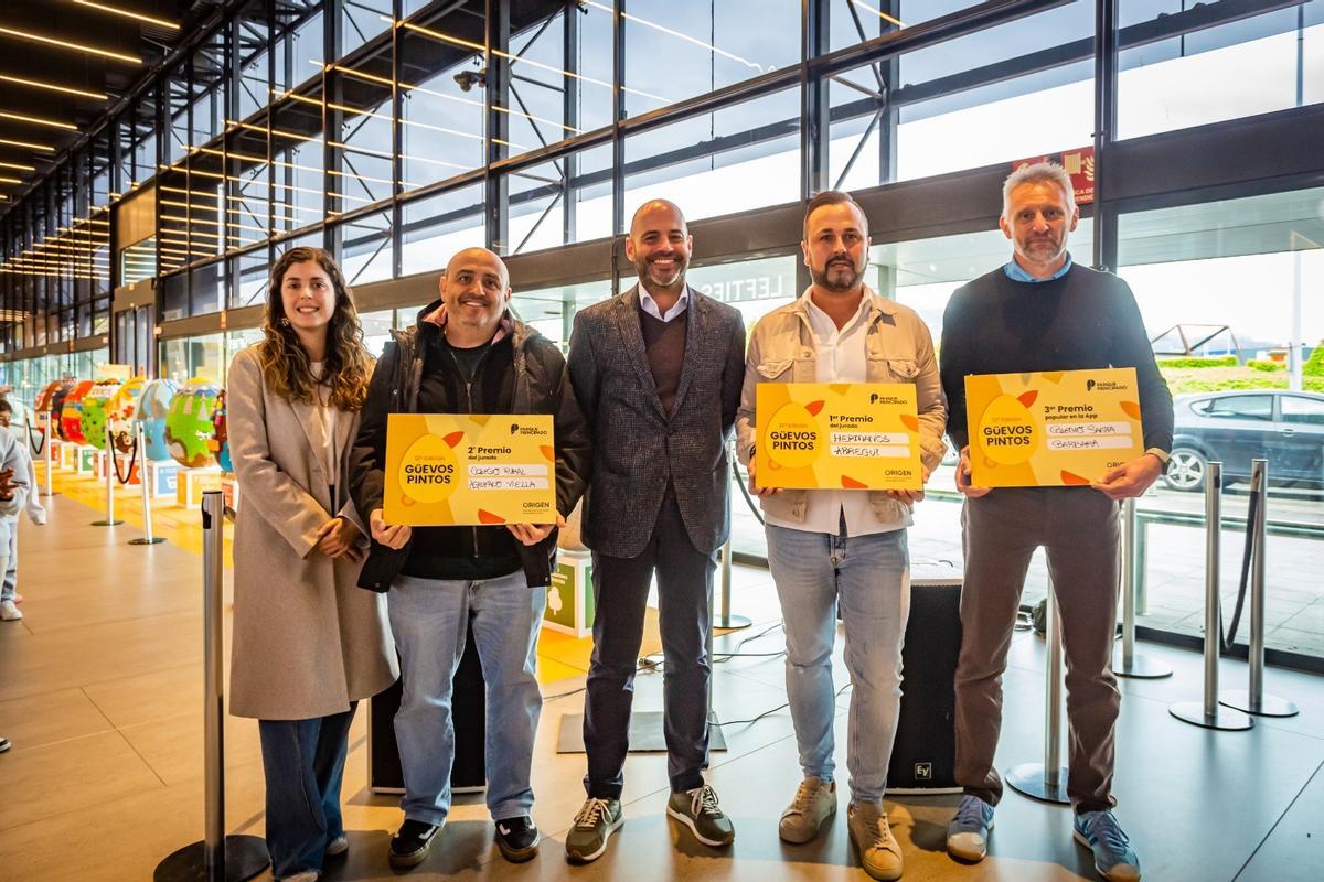 Los ganadores y representantes de Festejos y Parque Principado, en la entrega de premios