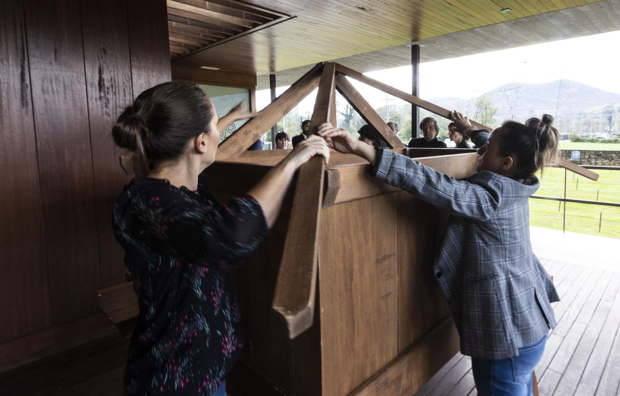 Shigeru Ban disfruta en Asturias: el arquitecto premio "Princesa" de la Concordia visita los hórreos
