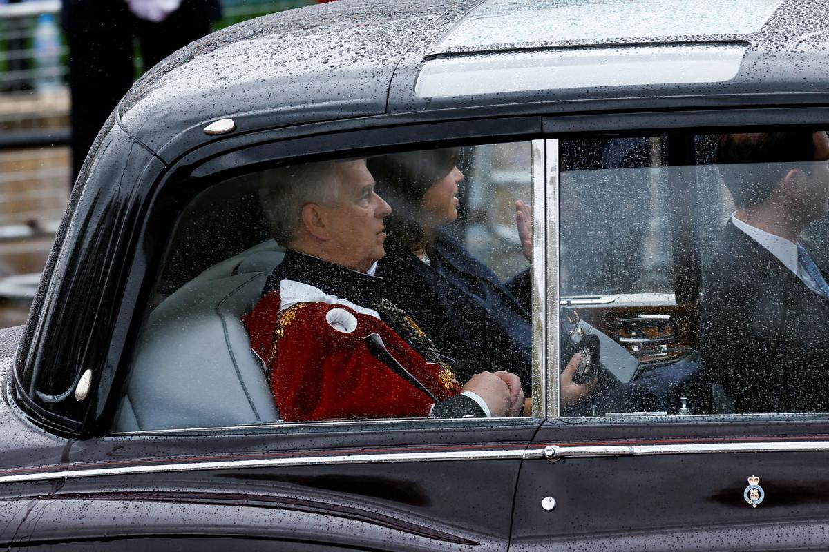 El príncipe Andrés de Gran Bretaña viaja en automóvil para asistir a la ceremonia de coronación del rey Carlos y la reina Camila de Gran Bretaña en la Abadía de Westminster, en Londres, Gran Bretaña, el 6 de mayo de 2023. REUTERS/Clodagh Kilcoyne