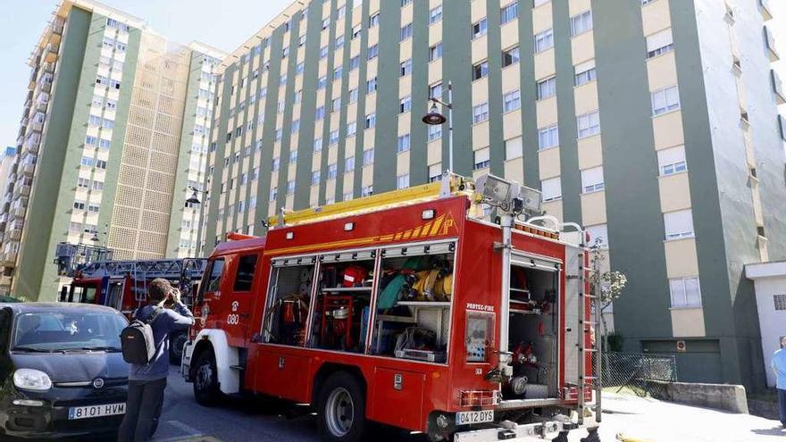 Un camión de bomberos, ante el edificio donde ocurrió el suceso.