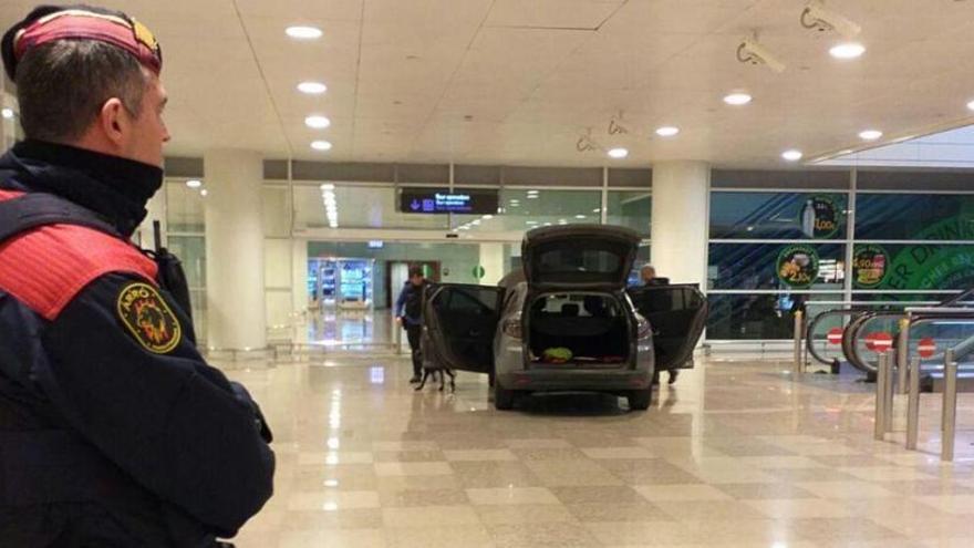 Imatge del vehicle que ha accedit a la zona intermodal de l&#039;aeroport del Prat a través de les portes giratòries |