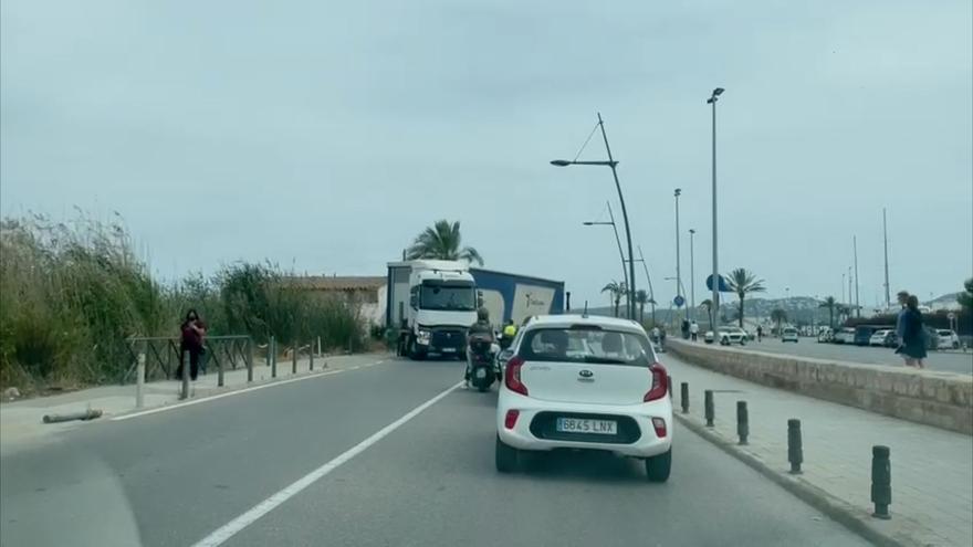 La Policía evita que un camión de grandes dimensiones circule por el centro de Ibiza