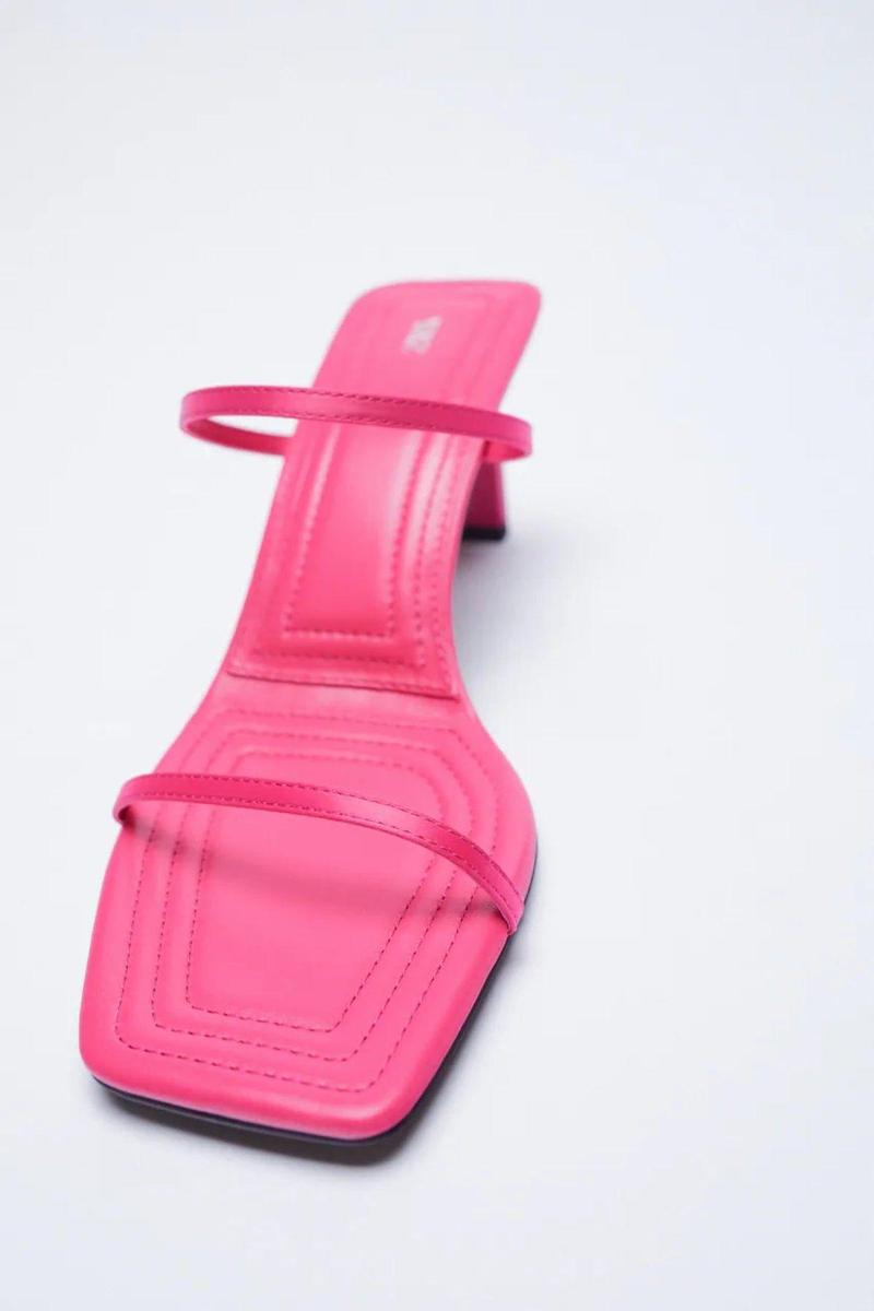 Sandalias fucsia con tacón de Zara