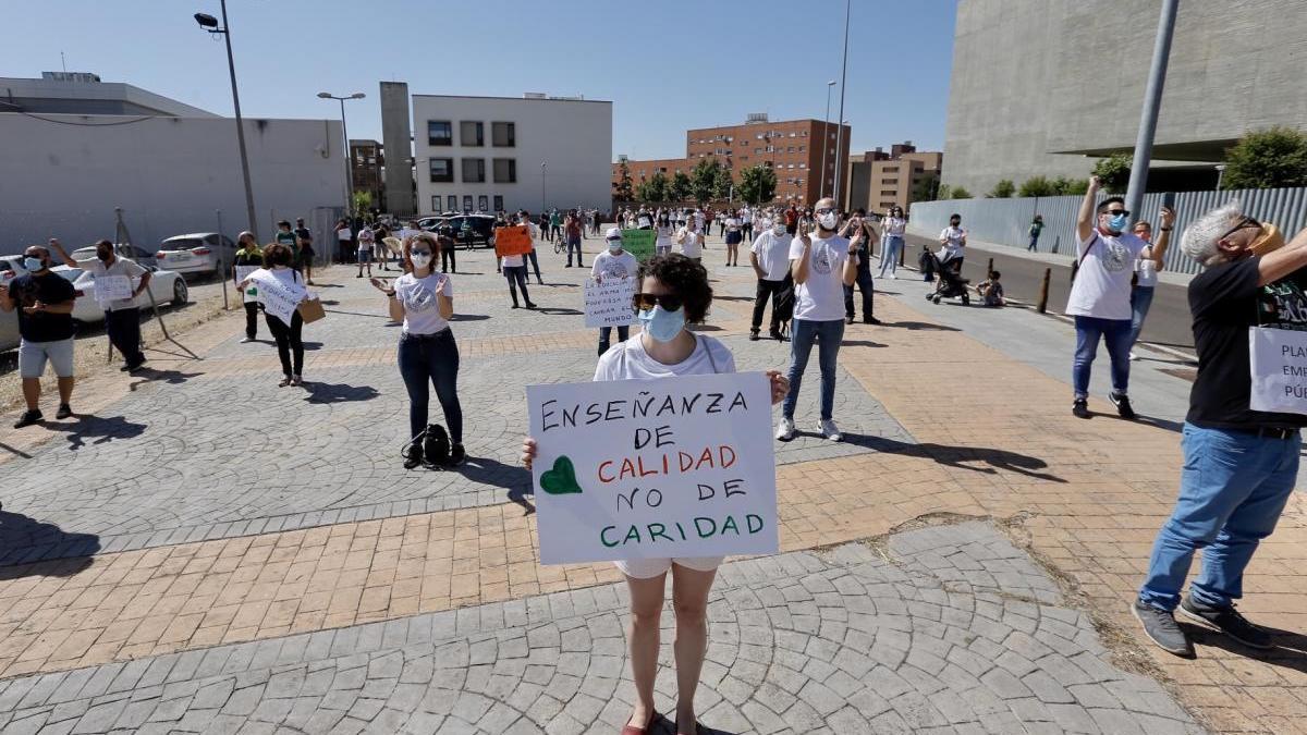 Los docentes protestan contra la supresión de 302 plazas el próximo curso