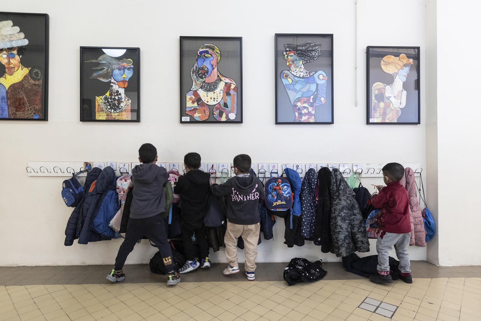 Niños en el pasillo de una escuela pública en Barcelona, este mes de marzo.