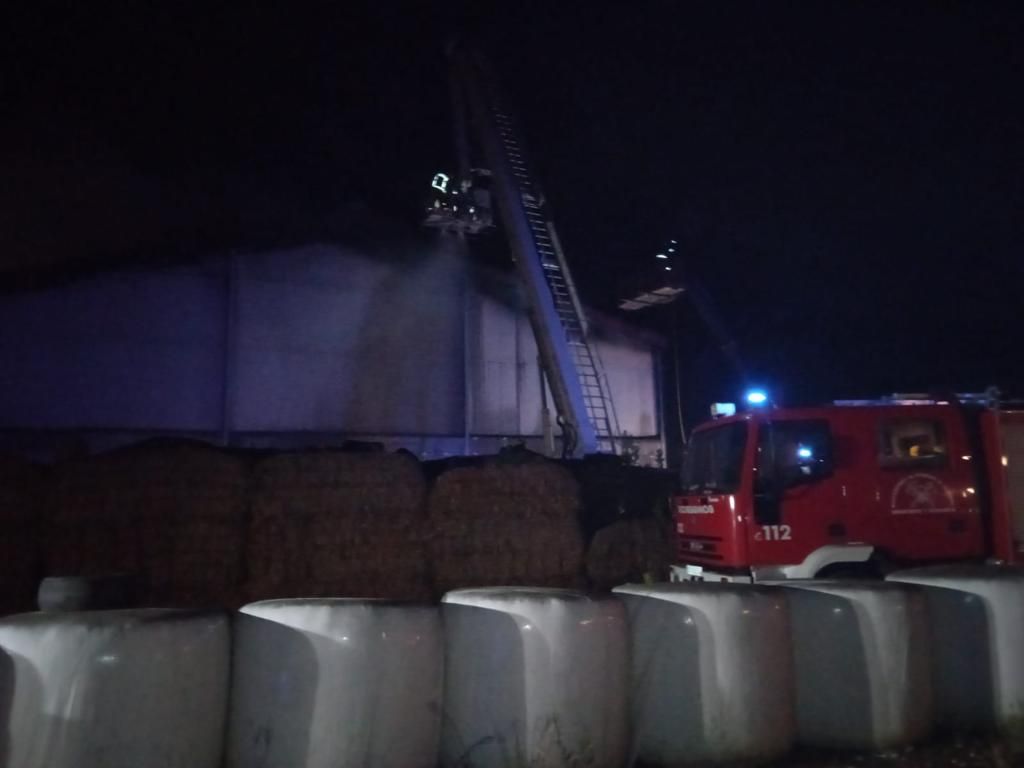 Un incendio devora una nave ganadera en Santibáñez de Tera con maquinaria agrícola en su interior.