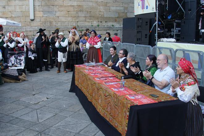 Entrega de diplomas a los premiados en el concurso de Traxe Galego