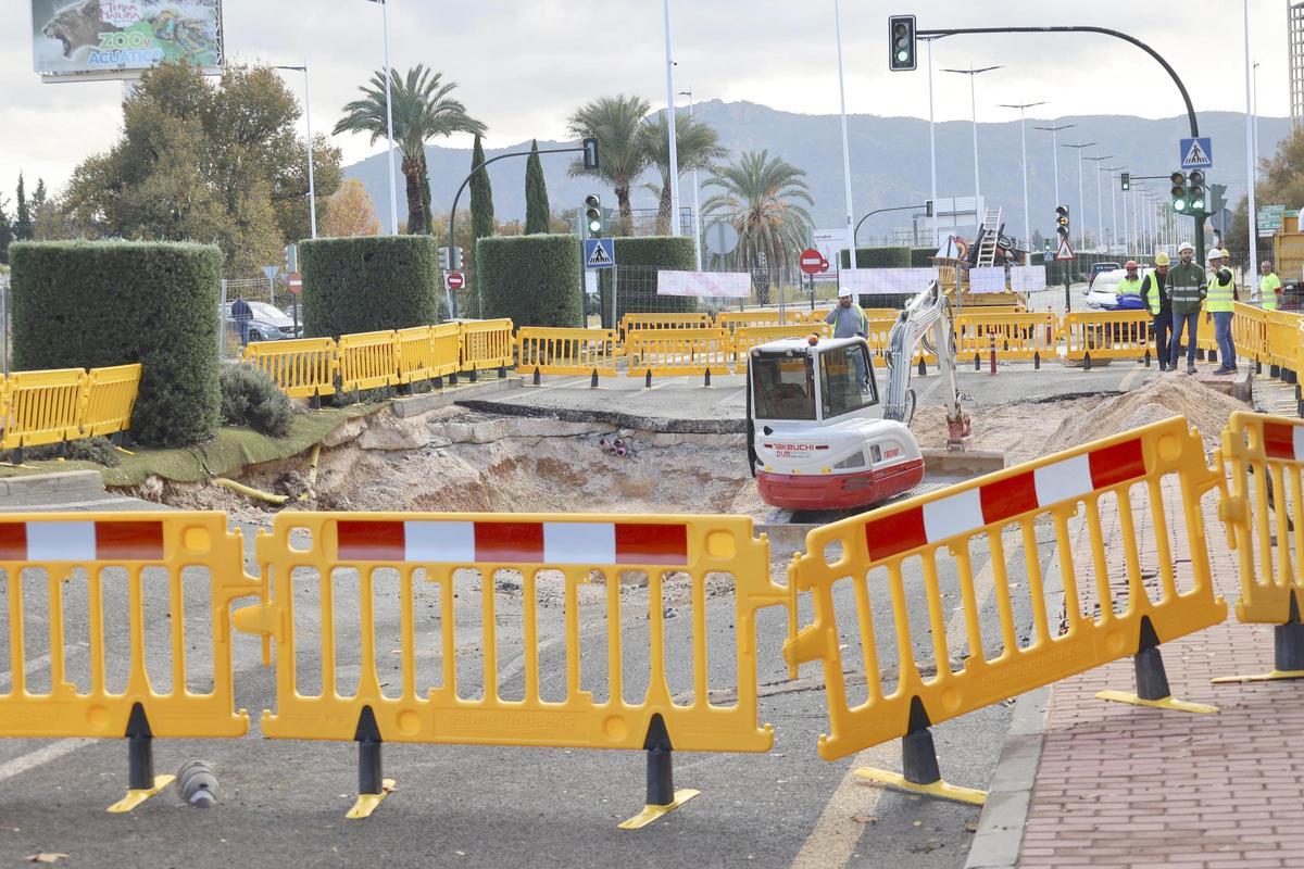 Socavón de la avenida Miguel Induráin de Murcia, actualmente cortada por obras, en una imagen tomada el pasado mes de diciembre