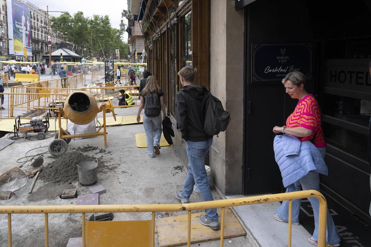 Barcelona 22/05/2025 Obras de la Rambla En la foto, obras y hotel en el lado Gòtic a la altura de Liceu Fotografía de Ferran Nadeu