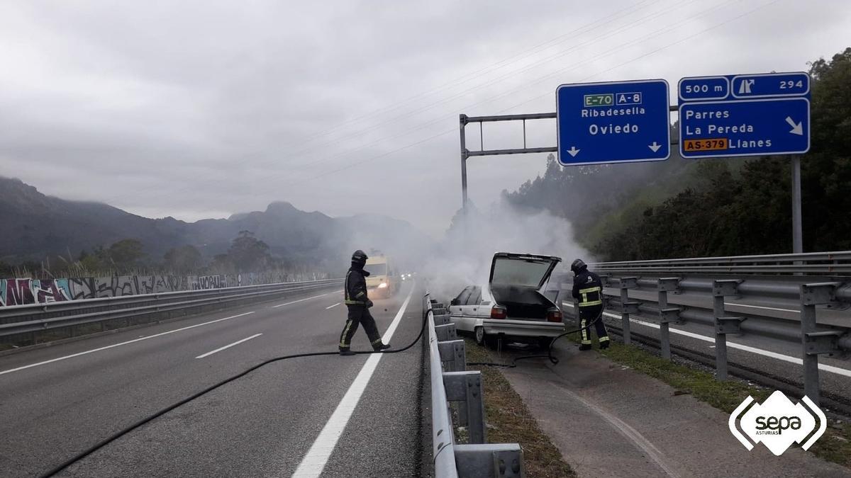 Los bomberos apagando el fuego.