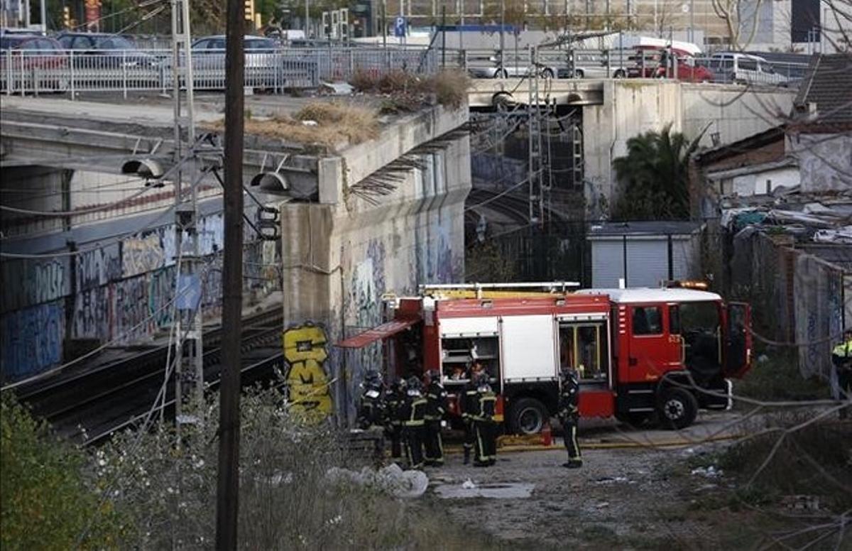 Brigadas de bomberos trabajan en las vias a la altura de Glorias despues de que el servicio de trenes haya quedado interrumpido ante la presencia de humo en los tuneles