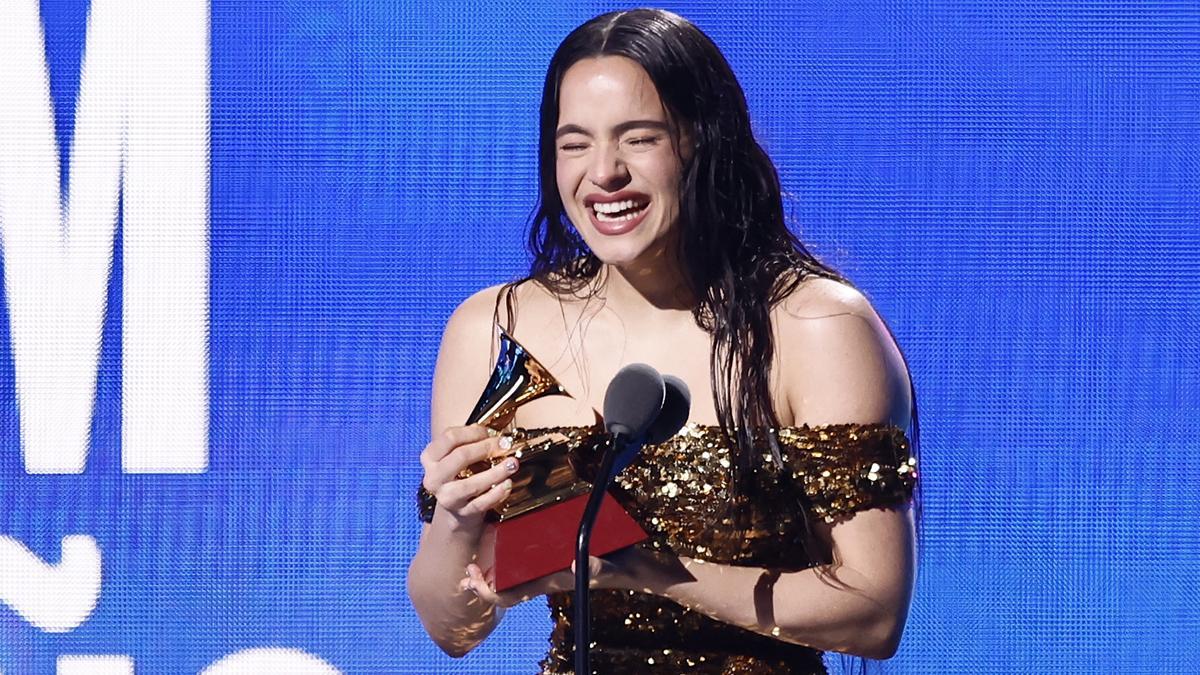Rosalía recoge uno de sus premios Grammy Latinos