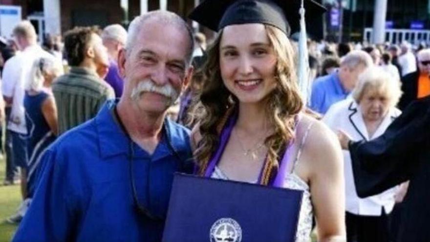 Un bomber va ajudar a portar-la al món i 22 anys després va recórrer 1.000 quilòmetres per veure-la graduar-se: «Tenim un vincle molt especial»