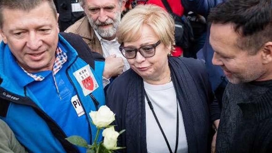 Malgoratza Gersdorf, llegando al Supremo entre partidarios. // AFP