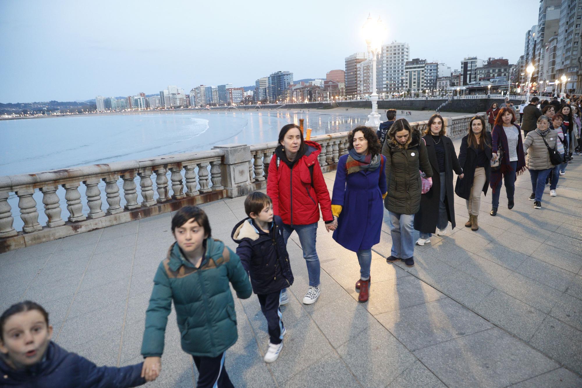 En imágenes: Así fue la cadena humana contra el racismo y la xenofobia que se organizó en Gijón