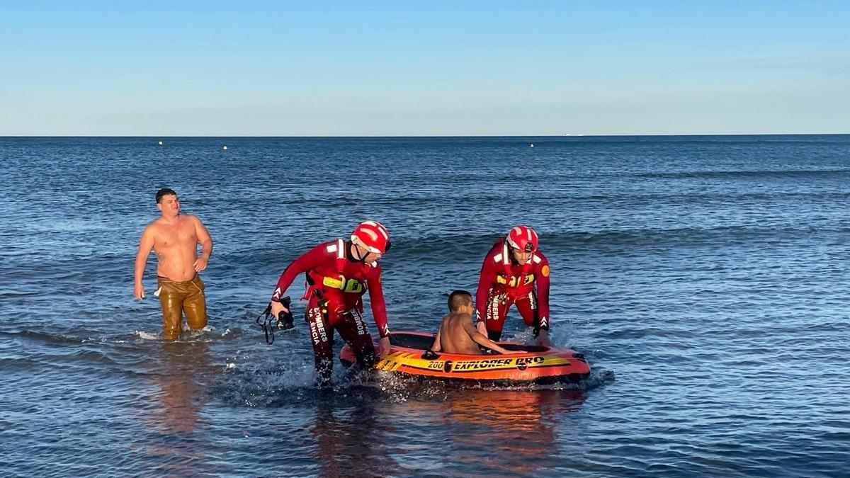 Los bomberos rescatan a un menor que se encontraba en una barca hinchable en la playa de la Malva-rosa