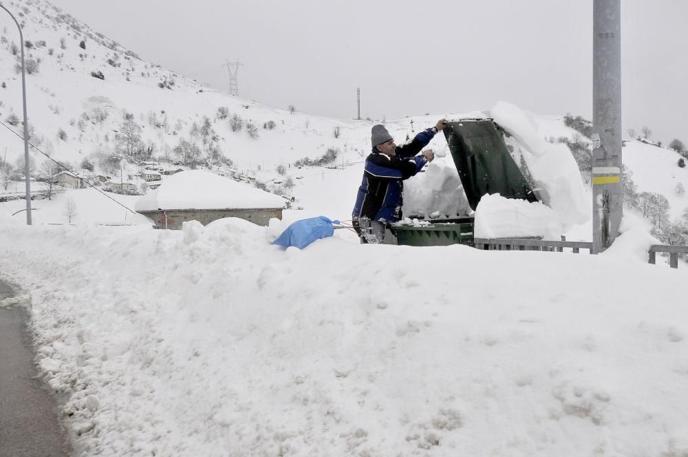 Temporal de nieve, este martes, en el puerto de Pajares