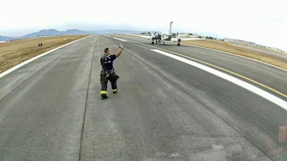 Dos personas salieron ilesas del avión luego del aterrizaje autónomo.