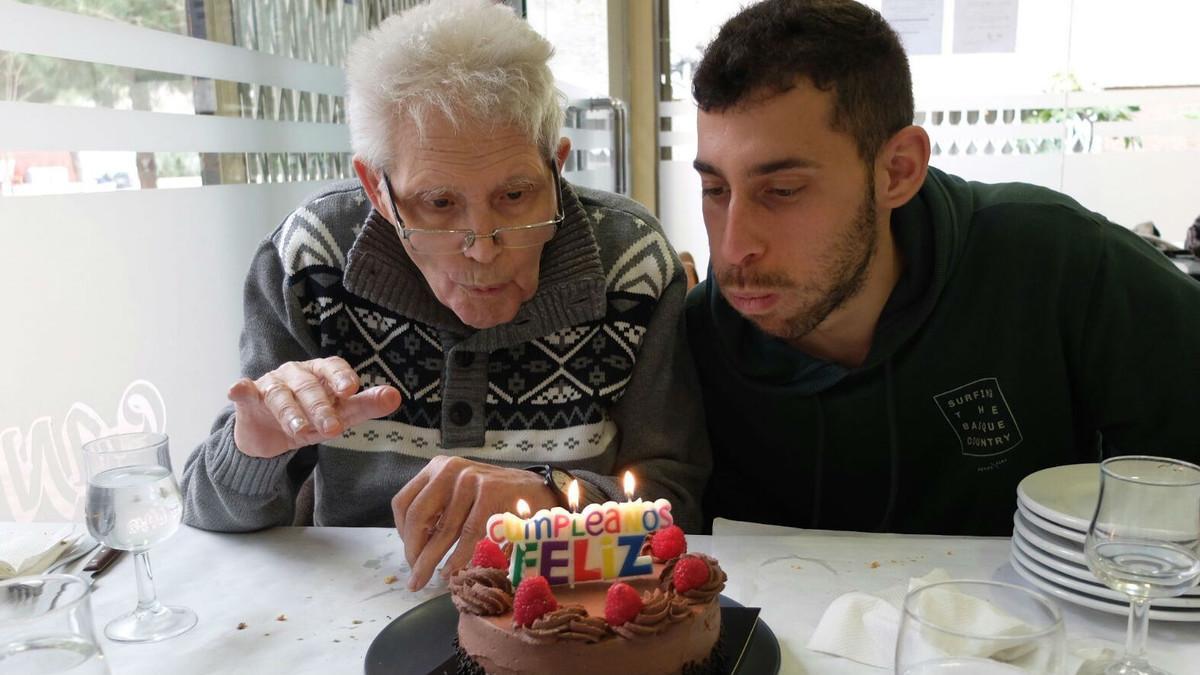 Una persona mayor celebra el cumpleaños con su nieto