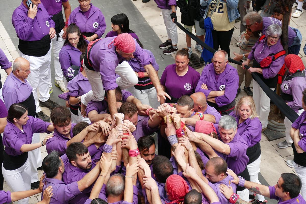 EN IMATGES | Figueres viu un dels moments més esperats de les Fires i Festes de la Santa Creu: el pilar caminant